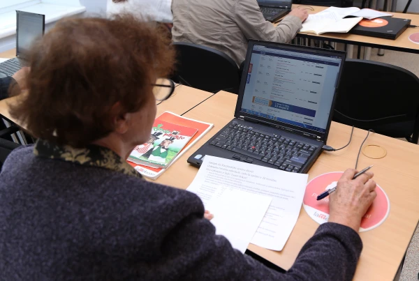 Pieaugušie var pieteikties mācībām digitālo prasmju apguvei