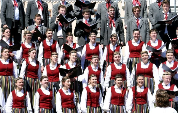 Aptauja: Lielākā daļa skolēnu vēlas piedalīties arī nākamajos Dziesmu un deju svētkos, vadītāju vidū interese mazāka