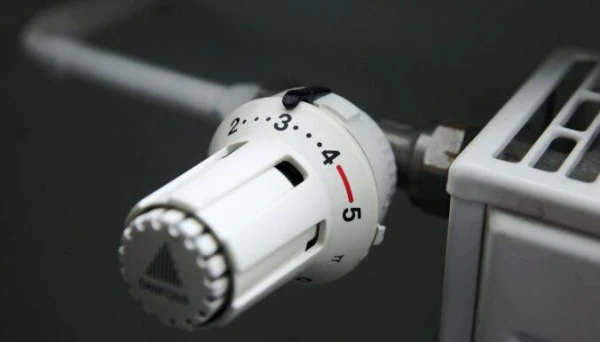 Aptauja: 7% iedzīvotāju veido īpašu uzkrājumu apkures rēķinu segšanai