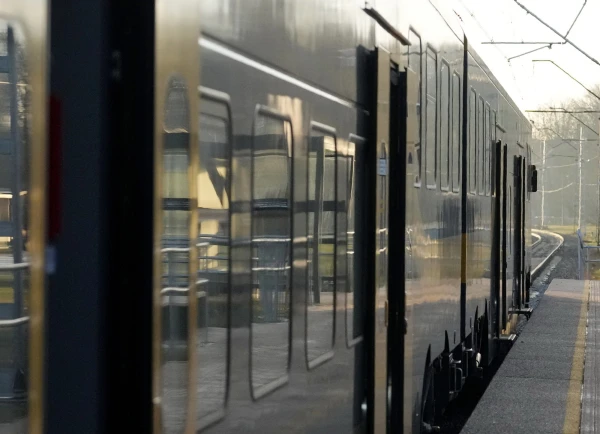 Tukumā zem vilciena pakļuvis un gājis bojā vīrietis