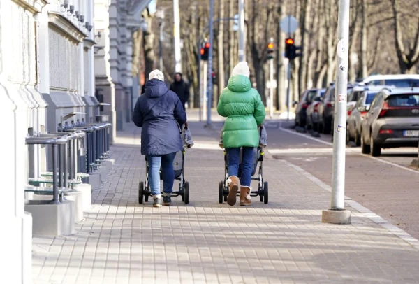 Vecāku pabalstu piešķirs par bērnu, kurš pastāvīgi dzīvo Latvijas teritorijā