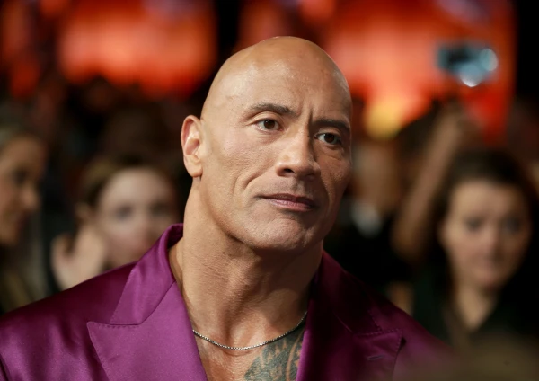 Dveins Džonsons izlēja asaras savas filmas «Satriecošais auto» pirmizrādē