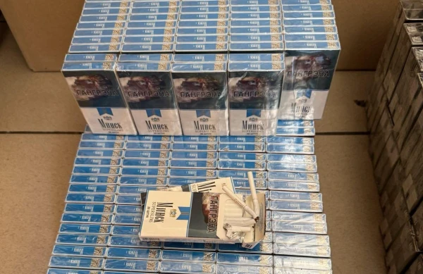 Policija Daugavpilī tirgus teritorijā, dzīvoklī un automašīnā atklāj vērienīgu nelegālo cigarešu daudzumu