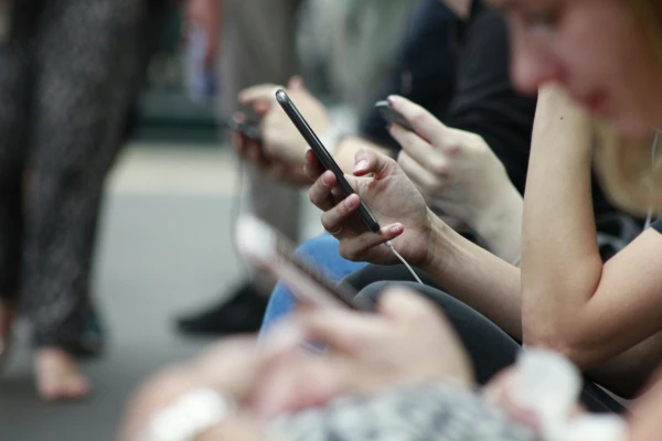 Nekādu telefonu arī 7.–12. klasēs! Vecāki vērsušies pie Izglītības ministrijas