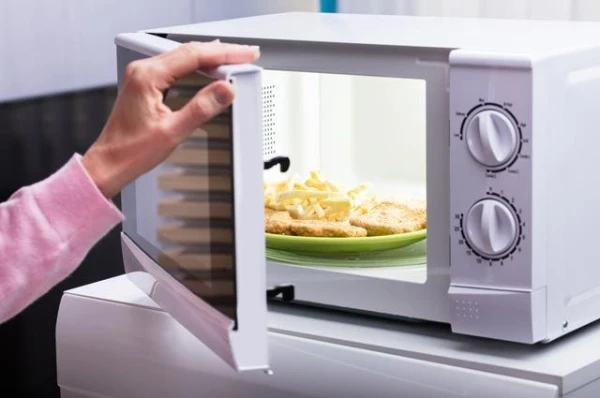 Kādi produkti nav jāuzsilda mikroviļņu krāsnī?