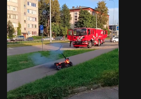 Viņi vēl arī deg! Ugunsdzēsēji pilsētas centrā dzēsa liesmojošu elektrisko skrejriteni