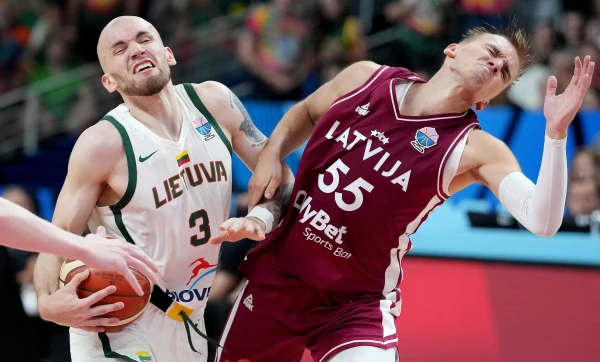 Latvijas izlase zaudēja lietuviešiem un izstājās no Eiropas čempionāta