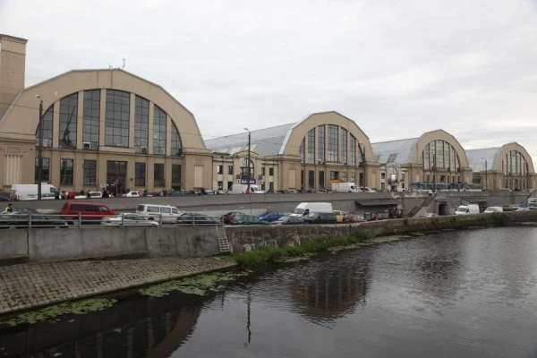«5 eiro pusstundā!» Kā mūs maldina uz stāvvietām Centrālajā tirgū