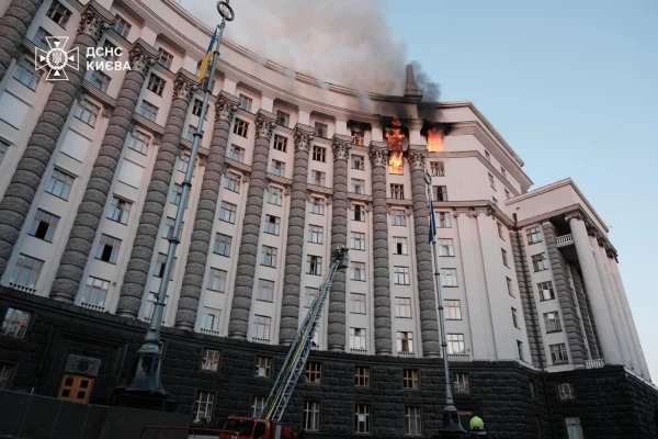 Прямое попадание в здание правительства Украины. (фото правительства Украины)
