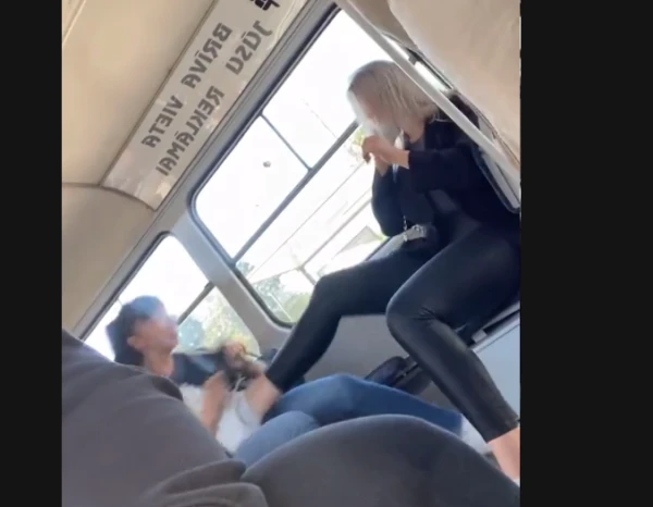 «Cūka, dabū ar kāju!» Skandaloza divu sieviešu kautiņš tramvajā Rīgā nonācis sociālajos tīklos