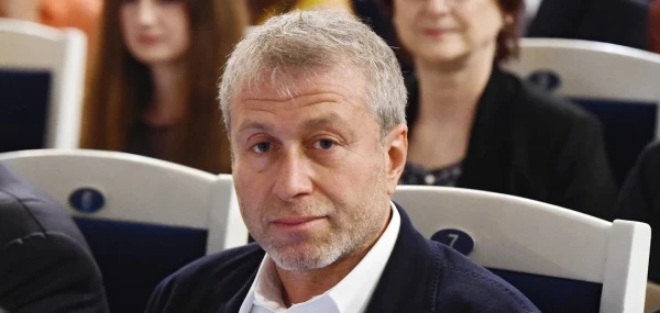 Роман Аркадьевич взирает на все с философской полуулыбкой.