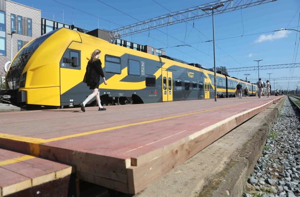 Lai vecmāmiņas no vilciena neizkristu: Rīgā uzstādītas koka platformas