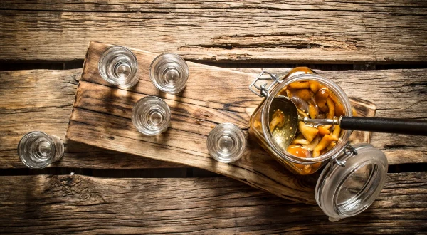 Ārste izskaidroja, kāpēc alkoholu nedrīkst ēst kopā ar sēnēm