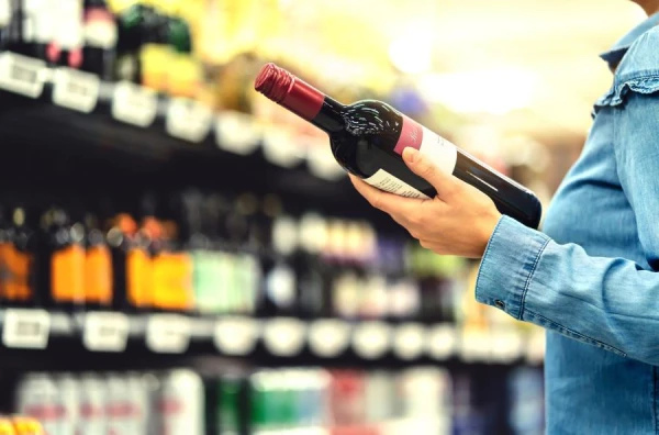 Ierobežojumi alkohola tirdzniecībā: valsts iejaucas biznesā