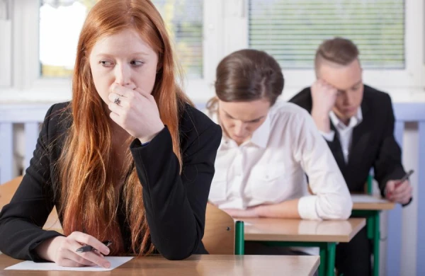 Pie neizglītotiem vecākiem Latvijā izaug neizglītoti bērni – OECD