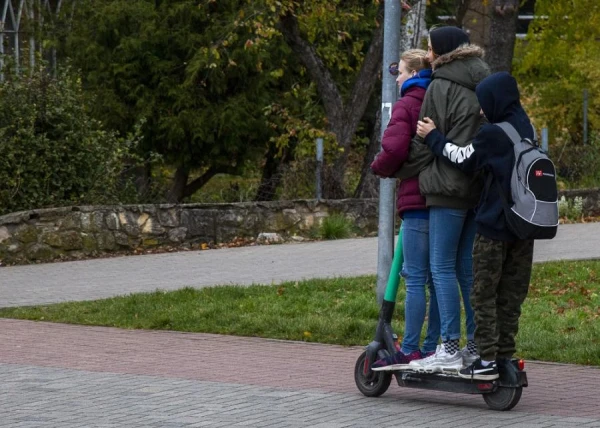 CSDD: tehniskās pases, auto numuri, uzlīmes uz elektriskajiem skūteriem būs pieejamas pakomātos