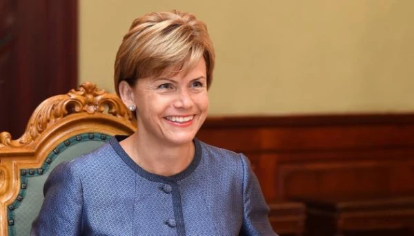 Ārlietu ministre skaidroja savu saikni ar komjaunatnes mantinieku