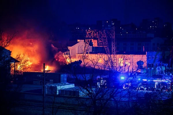 Viļņā turpinās ugunsgrēka dzēšana cisternām un gāzes rezervuāram