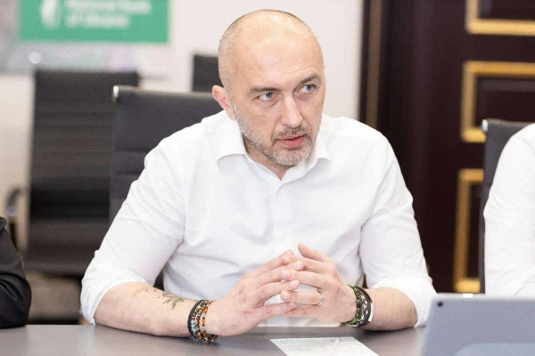 Главный банкир страны выглядит неформально.