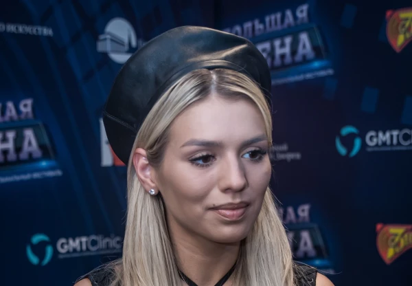 Люся - молода и прекрасна.