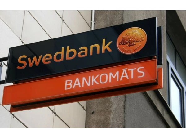 «Swedbank pavisam apjucis!» Banka nevēlas atdot skaidro naudu no konta?