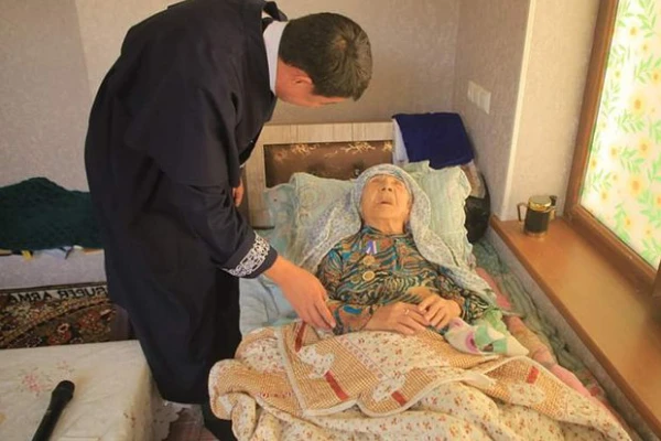 Долгожительницу посетили официальные лица.