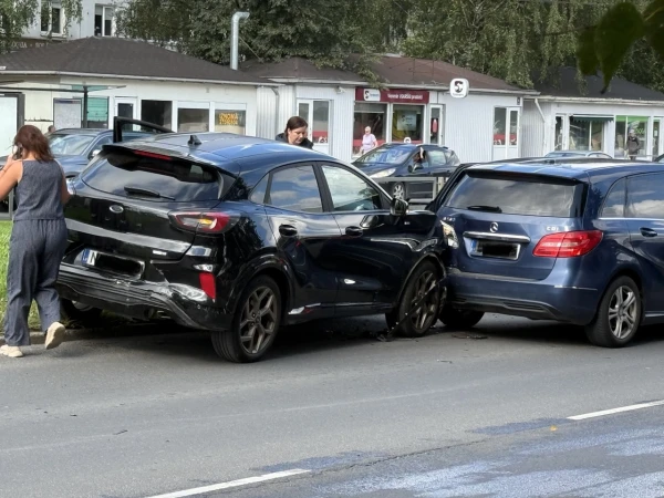 Jaunā māte Rīgā izraisīja avāriju, kurā tika sabojātas četras automašīnas