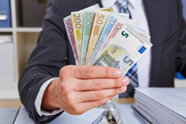 Uz premijam netaupa! Pieaug valsts pārvaldes uzturēšanas izdevumi