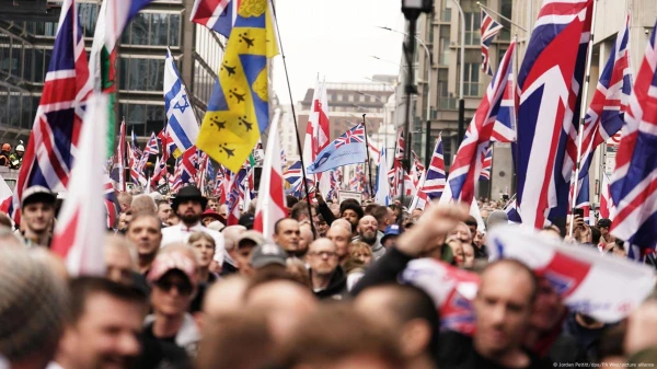 Simti tūkstošu protestētāju Londonā un sadursmes ar policiju. Maska aicinājums gāzt Lielbritānijas valdību