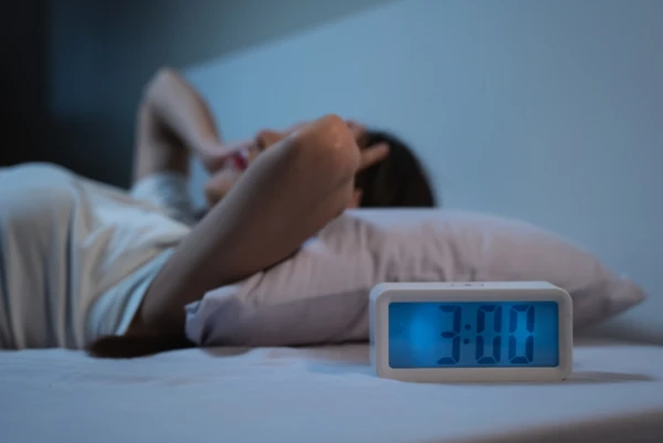 Somnologs izskaidroja, kāpēc cilvēki pamostas plkst. 3–4 naktī