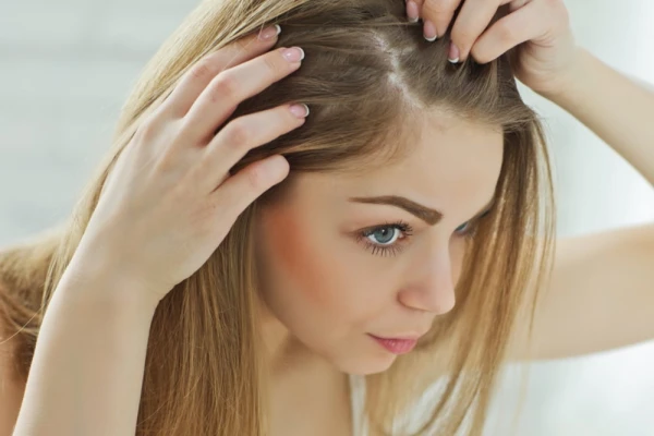 Stress, hormoni, deficīti: kā atgūt matu biezumu pēc 40 gadiem