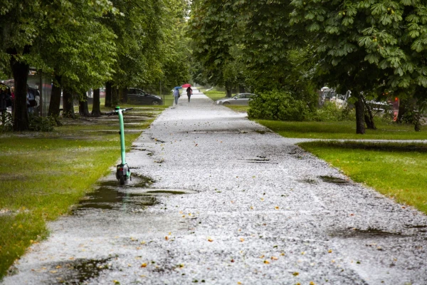 Otrdien gaidāms īslaicīgs lietus, vietām arī pērkona negaiss