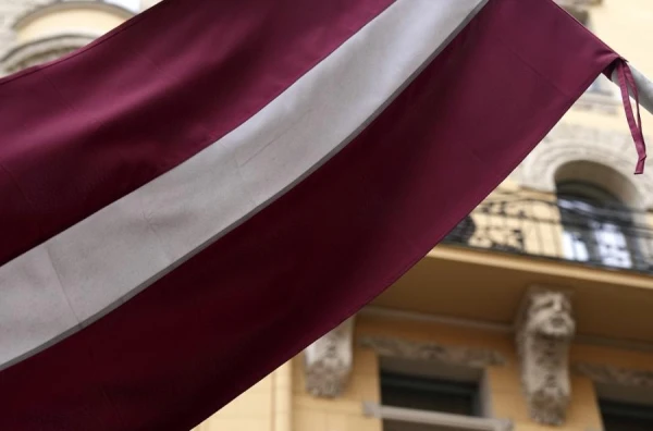 Plāno samazināt pabalstus ārvalstīs strādājošajiem diplomātiskā dienesta darbiniekiem