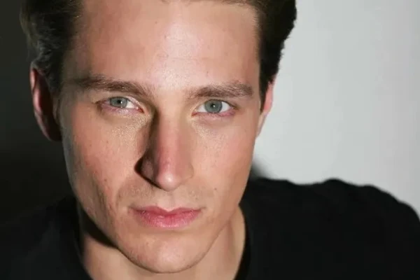 Aktieris Ernests Haincs, pazīstams no «Soprānu klana», izšāva sievietei sejā