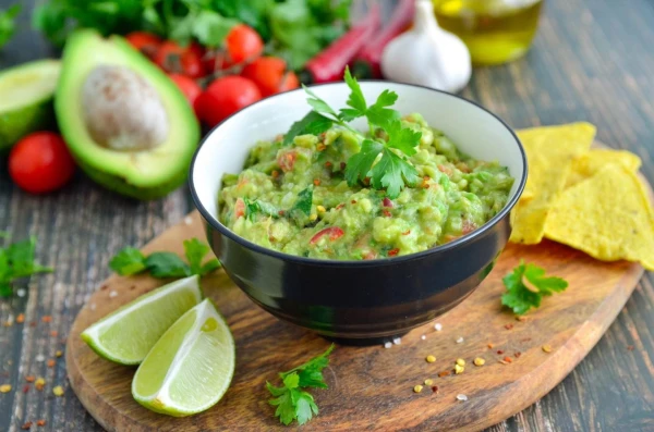 Avokado, vitamīni un šķiedrvielas: kāpēc guakamole ir noderīgs un kā to ēst ar prātu