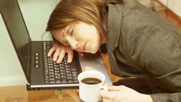 Kāpēc kafija dažreiz izraisa miegainību