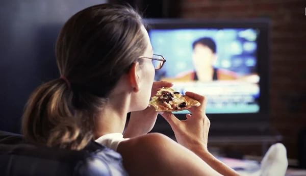 Pieci vakariņu ieradumi, no kuriem labāk izvairīties