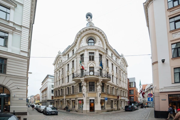 Valsts cenšas atbrīvoties no mājas ar trīs atlantu skulptūru. Kāda ir cena?