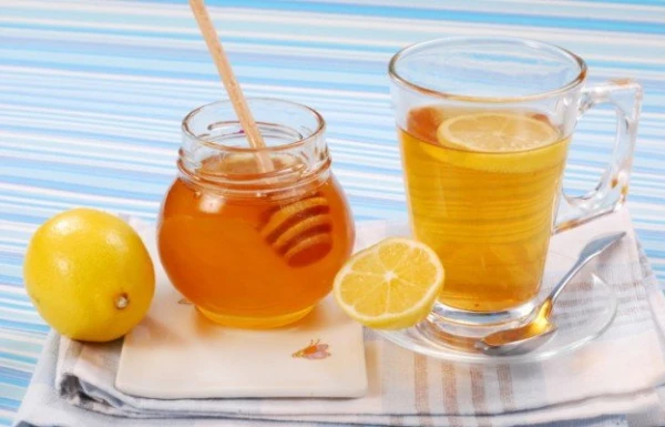Vai jūs arī no rīta dzerat ūdeni ar citronu un medu? Dietologs nav sajūsmā