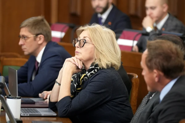 Neatkarīgā deputāte Abrama nevēlas zaudēt neatkarību