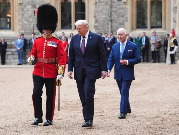 Tramps pārkāpis svarīgu etiķetes noteikumu tikšanās laikā ar Karolu III