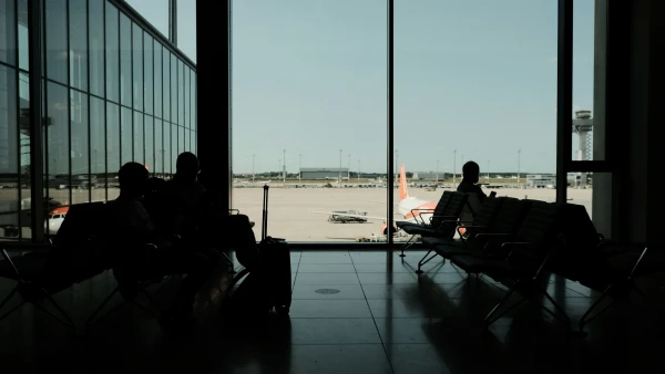Briseles un Berlīnes lidostas brīdina par reisu kavēšanos pēc kiberuzbrukuma