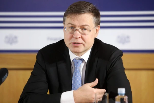 Dombrovskis: ES neierobežos naftas iegādi no Krievijas ar sankcijām