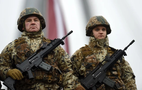 Iepirkums par bruņu vestu-uzkabju piegādi Latvijas armijai pārvērties skandālā