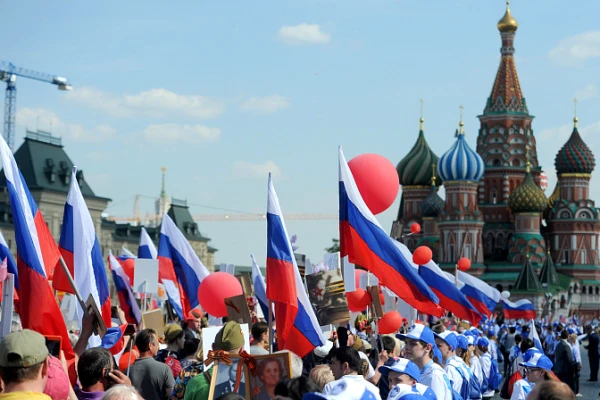 Россияне в целом патриотичны, но косо смотрят на богатство.