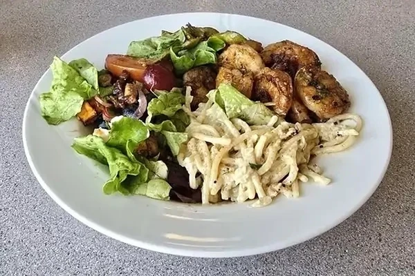 Мясико с макарошками можно приготовить по-всякому.