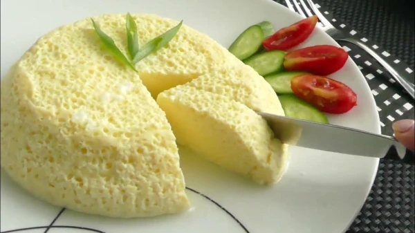 Ātrs brokastis: omlete uz ūdens tikai 2 minūtēs
