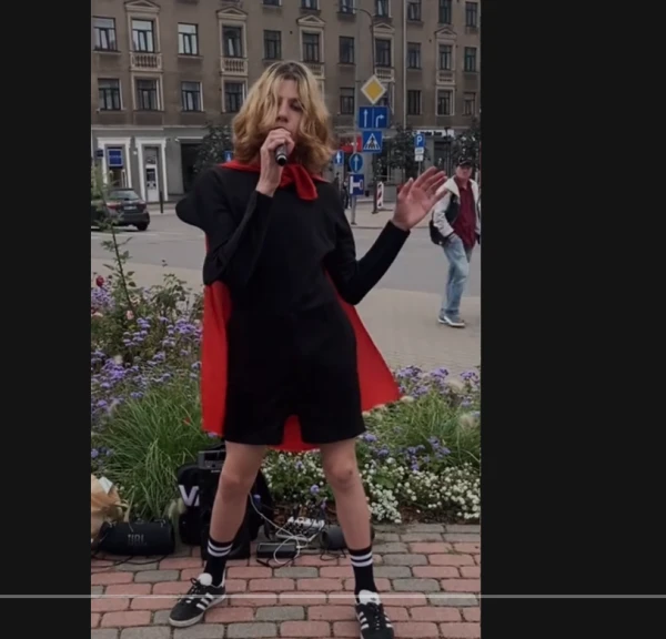 «Tā ir jauna Pugačova!» Sievišķīgs puisis dzied krievu valodā Daugavpils ielās