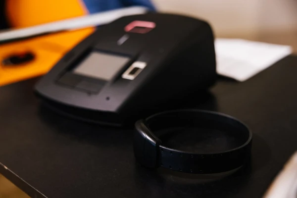 Elektroniskais uzraudzības pasākums no 1. jūlija piemērots tikai vienam cilvēkam Latvijā