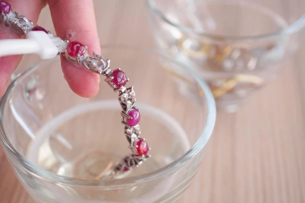 Kā pareizi tīrīt gredzenus un akmeņus: ikdienas padomi